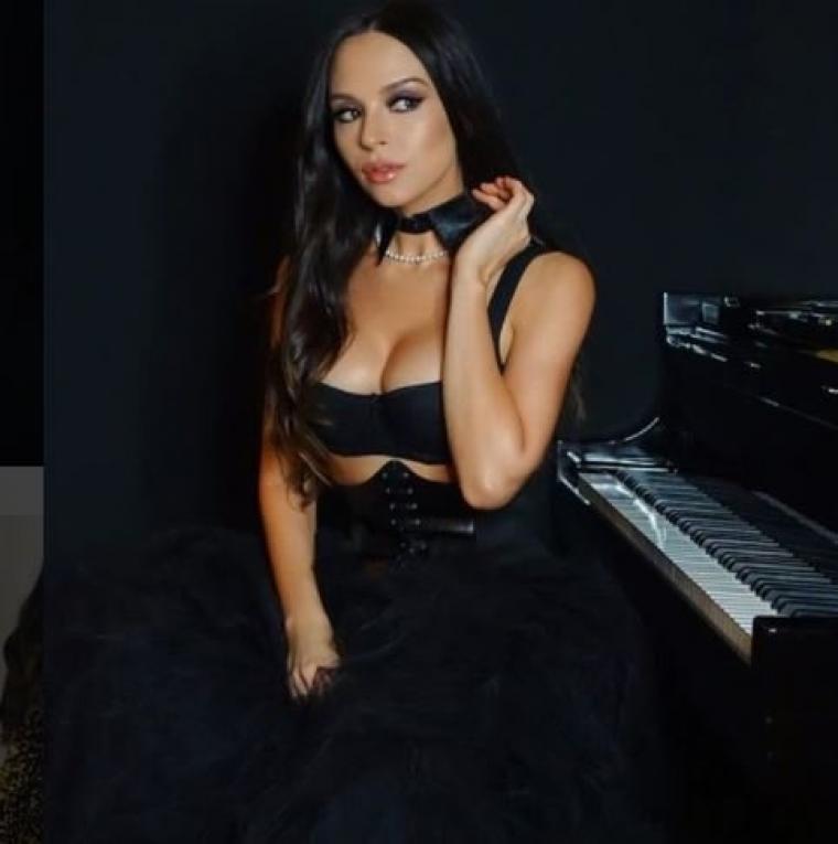 Piyanist model Astanova: Aldığım mesajlar... 14