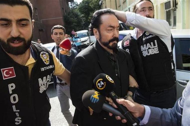 Adnan Oktar'ın evinde bunlar yakalandı 5