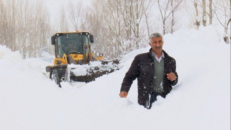 Muş'ta bir köy kara gömüldü; evlerden tünellerle çıkıyorlar 14