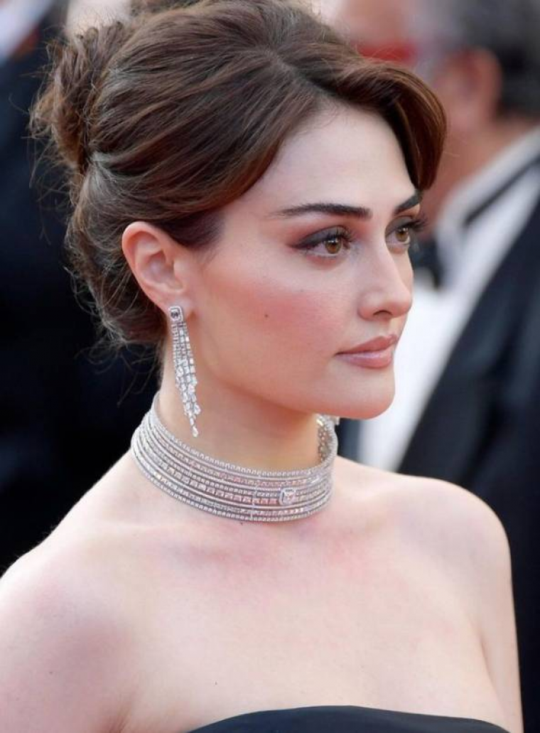 Esra Bilgiç Cannes Film Festivali’nde ne giydi? İşte Esra Bilgiç’in Cannes kıyafetleri 10