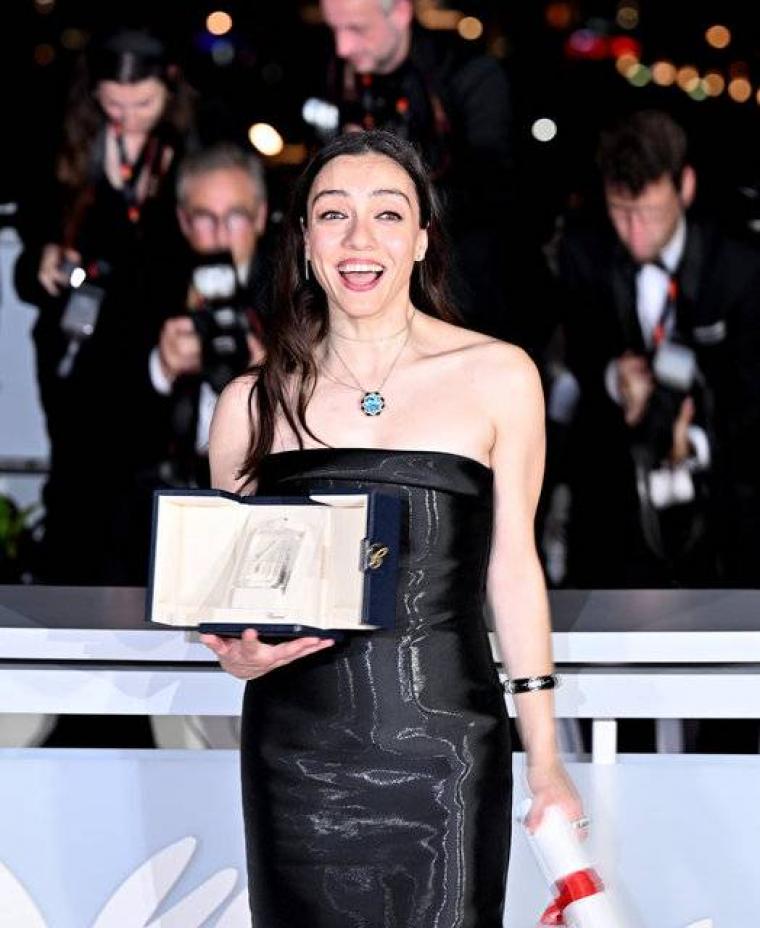 Merve Dizdar’ın Cannes’da ödül alırken giydiği kıyafetin markası olay yarattı! 1