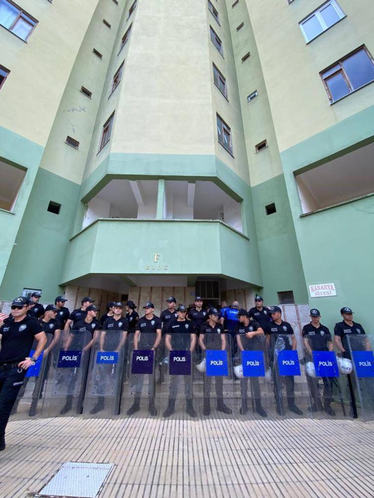 Sitenin tahliyesi sırasında gergin anlar: Polis ile daire sahipleri karşı karşıya geldi 9