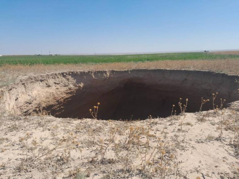 Tarım arazisinde korkutan görüntü: 20 metre çapında, 60 metre derinliğinde obruk 6