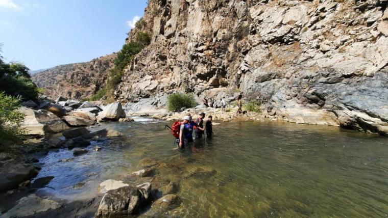 Arkadaşlarıyla balık avına gitti: Düştüğü çayda balık ağına dolanıp öldü 4