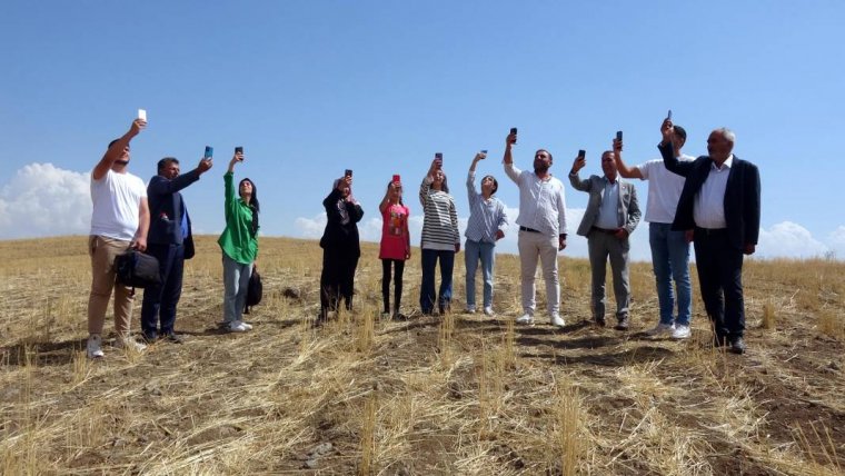 Yetkililerden ses seda yok: Telefonla konuşmak için 1 kilometre tırmanıyorlar 6