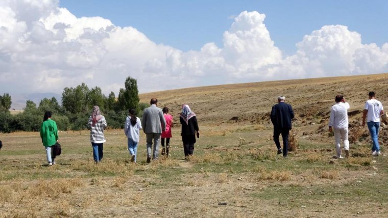 Yetkililerden ses seda yok: Telefonla konuşmak için 1 kilometre tırmanıyorlar 5