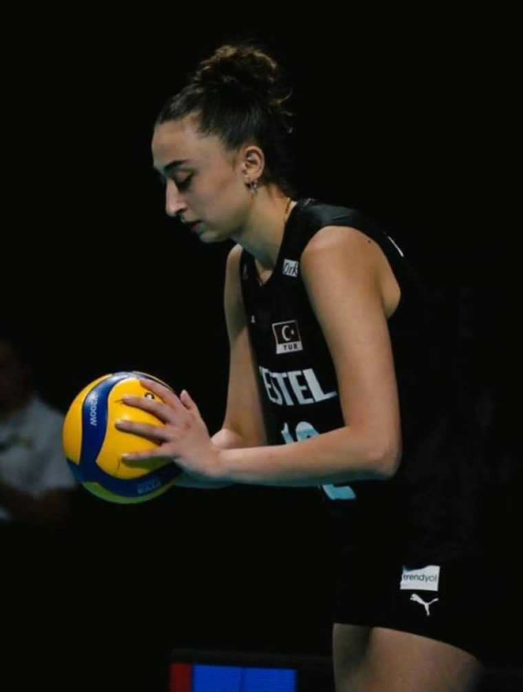 Voleybolcu Elif Şahin kim, yaşı, boyu kaç, evli mi, doğum tarihi, nereli, kardeşi kim, hangi takımda, sevgilisi, Instagram? 4