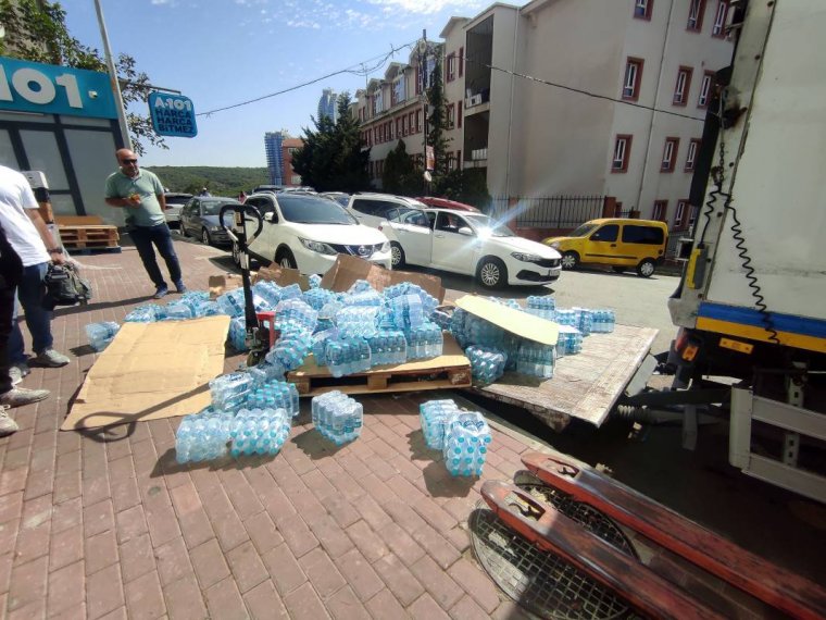 Kamyonet şoförü devrilen paletteki suların altında kaldı 3