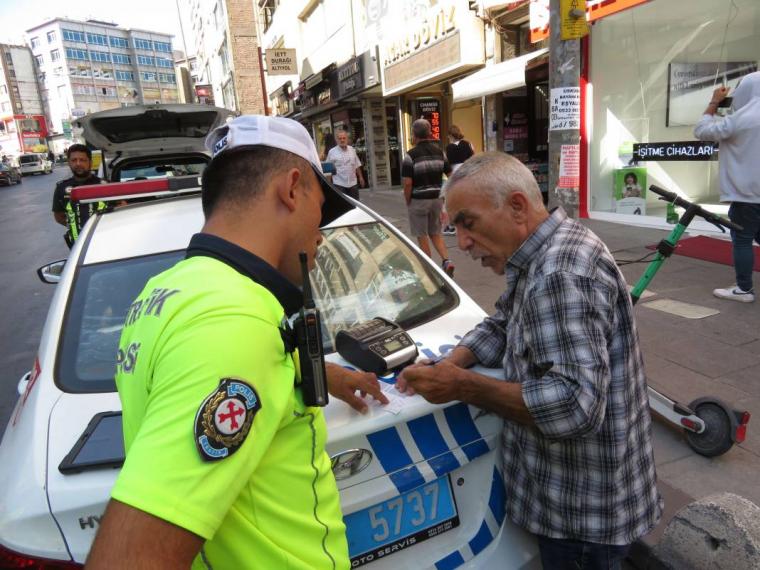 Ceza yazılmasına sinirlendi, aracını yumrukladı: 'Parçalayacağım bu aracı' 2