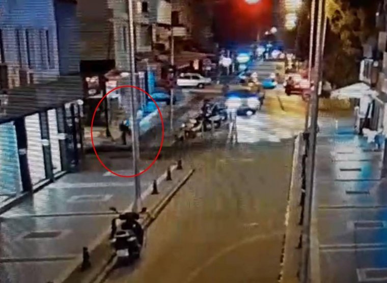 Uygulamadan kaçan sürücü, otomobilini polisin üzerine sürdü 2