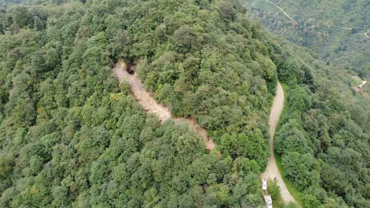 Defineciler yine iş başında: Ormana iş makinesiyle girip yol açtılar 7