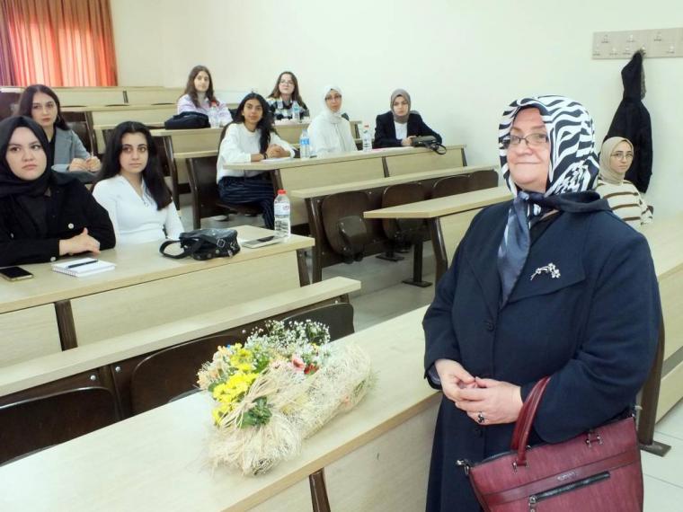 Ortaokul ve liseyi açıktan bitirip, 59 yaşında üniversiteli oldu: Rektör fakülte önünde karşıladı 5