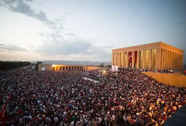 29 Ekim'de Türk bayrağını kapan Atatürk'e koştu 5