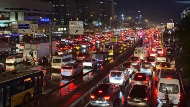 İstanbul'da canlı yol trafik yoğunluğu nasıl, Avrupa ve Anadolu Yakası'nda trafik ne durumda? 6