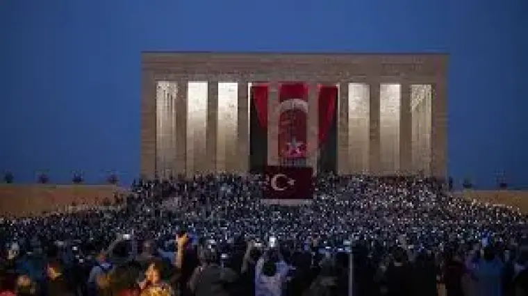 29 Ekim'de Türk bayrağını kapan Atatürk'e koştu 3