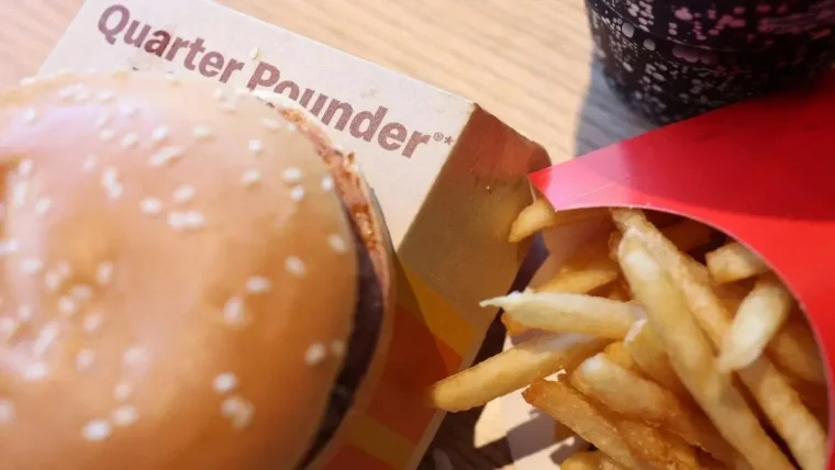 Ünlü fast food zincirinde şok! Hamburgerlerde koli basili çıktı! 3