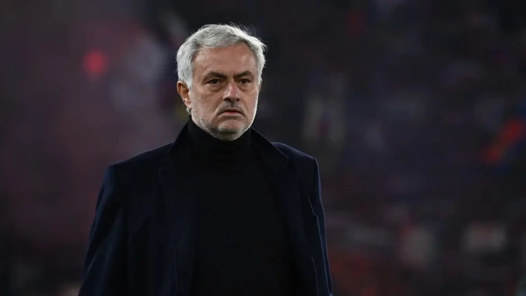 Jose Mourinho biletlerini kesti! Fenerbahçe'de 2 yıldız gönderiliyor 1