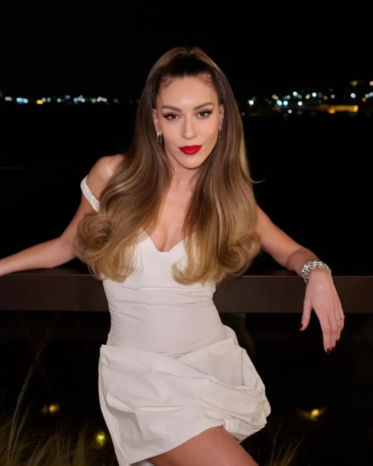 Sinem Kobal, beyaz mini elbisesi ve duru güzelliğiyle Elle gecesinde hayran bıraktı! 7