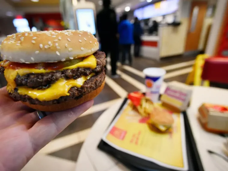 Ünlü fast food zincirinde şok! Hamburgerlerde koli basili çıktı! 2