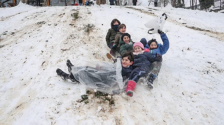 Beykoz'da park ve sokaklarda kayak pisti oldu