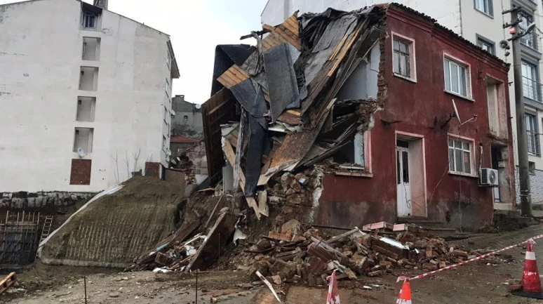 Çanakkale'de metruk binada çökme! Ekipler güvenlik önlemlerini artırdı