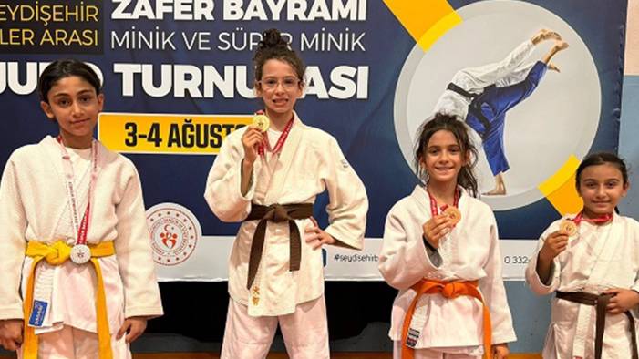 Ümraniye'deki sporcular, Zafer Bayramı Judo Turnuvası’ndan şampiyonlukla döndü