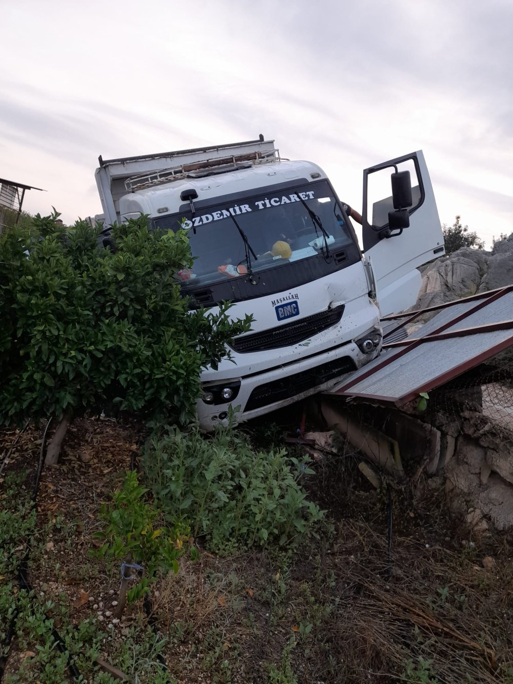 Adana Kozan'da kamyon şarampole düştü: 1 ölü