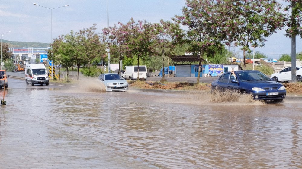 Bingöl'de sağanak ve dolu yağışı sürücülere zor anlar yaşattı