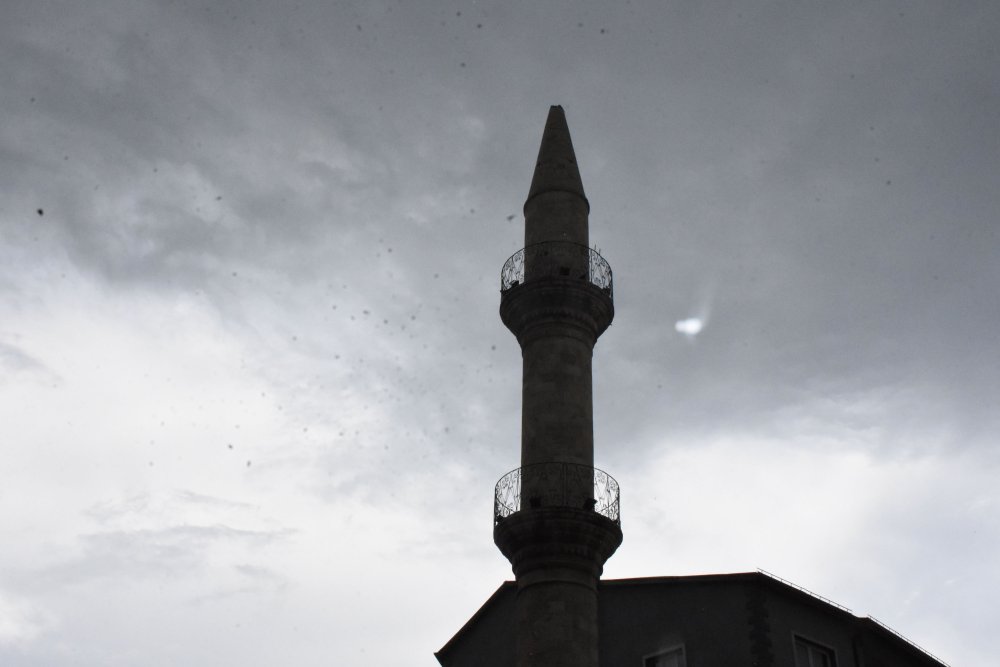 Cuma namazı sırasında minareye yıldırım düştü!