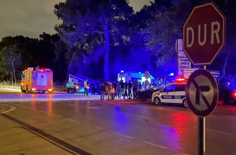 Adana'da iki otomobil çarpıştı; 2 ölü, 2 yaralı