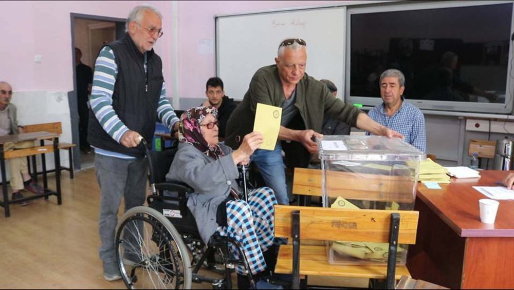 İzmir'de, hastanede tedavisini bırakıp oy kullanmaya geldi