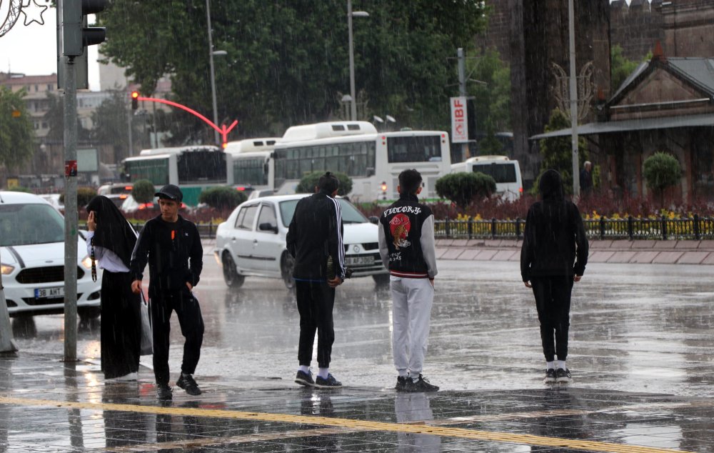 Kayseri'deki sağanak yağış yolları felç etti