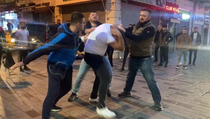 İstiklal Caddesi’nde bayıltan dayak: Defalarca tekmelendi!