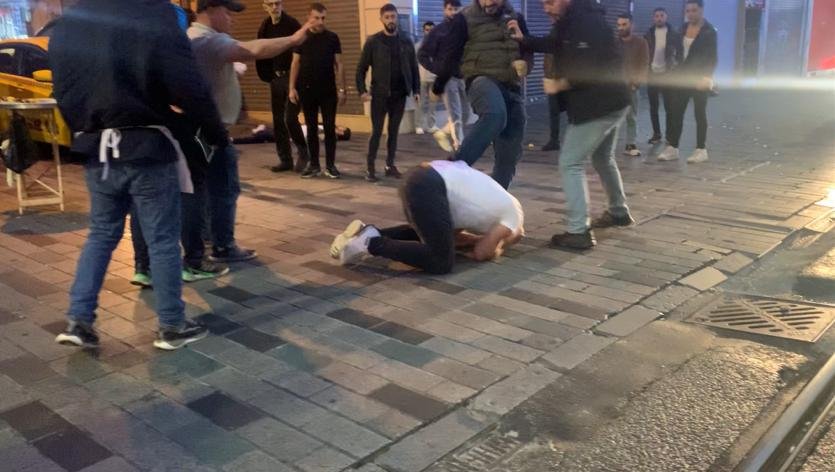 İstiklal Caddesi’nde bayıltan dayak: Defalarca tekmelendi!