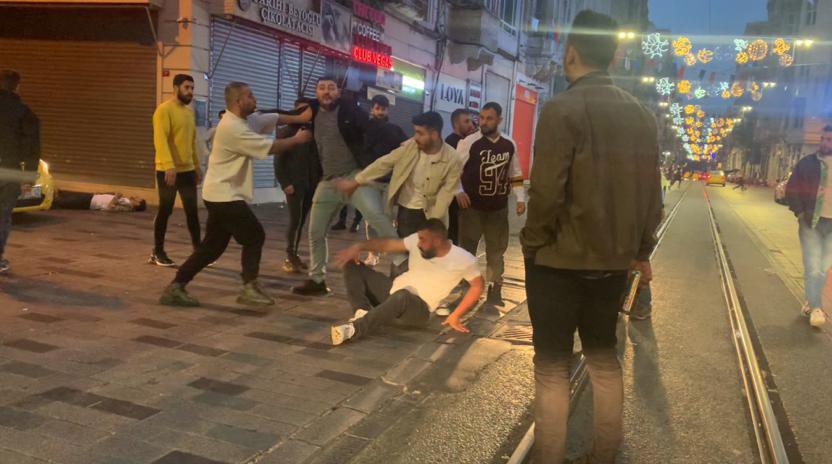 İstiklal Caddesi’nde bayıltan dayak: Defalarca tekmelendi!