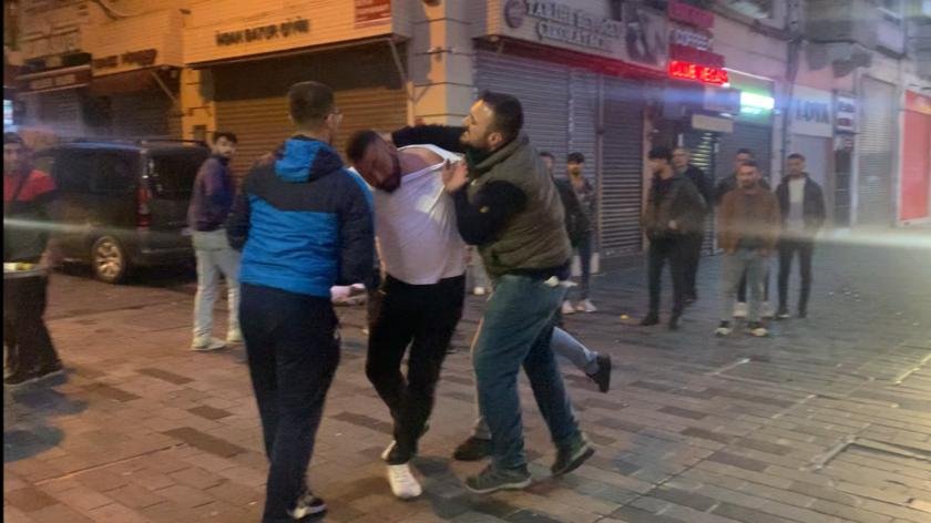 İstiklal Caddesi’nde bayıltan dayak: Defalarca tekmelendi!