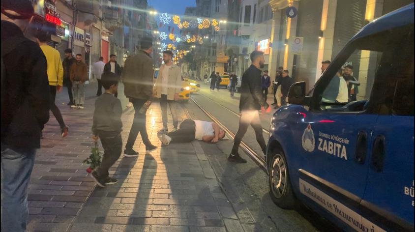 İstiklal Caddesi’nde bayıltan dayak: Defalarca tekmelendi!