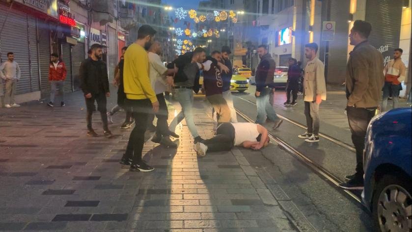 İstiklal Caddesi’nde bayıltan dayak: Defalarca tekmelendi!