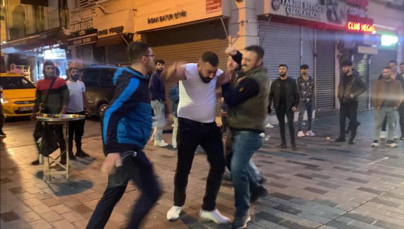 İstiklal Caddesi’nde bayıltan dayak: Defalarca tekmelendi!