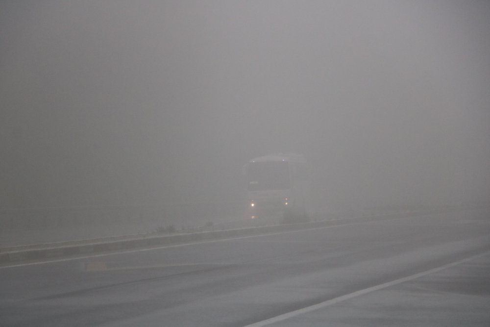 Bolu Dağı'ndaki sağanak ve sis nedeniyle trafikte zor anlar yaşandı