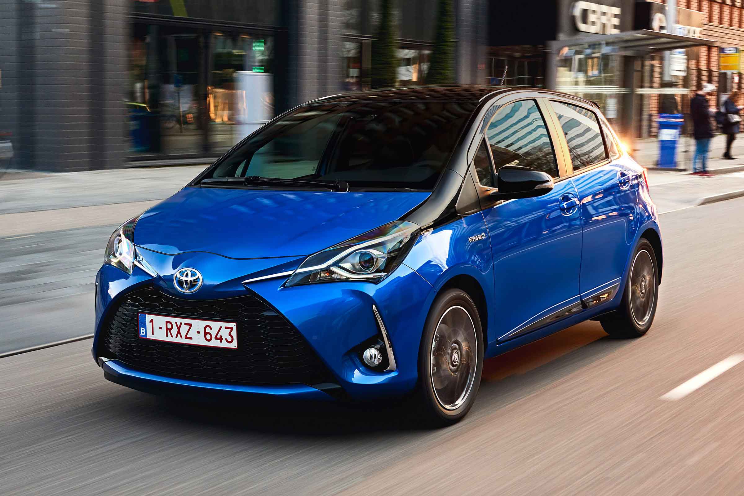 2017-toyota-yaris-hybrid-blue-dynamic-21.jpg