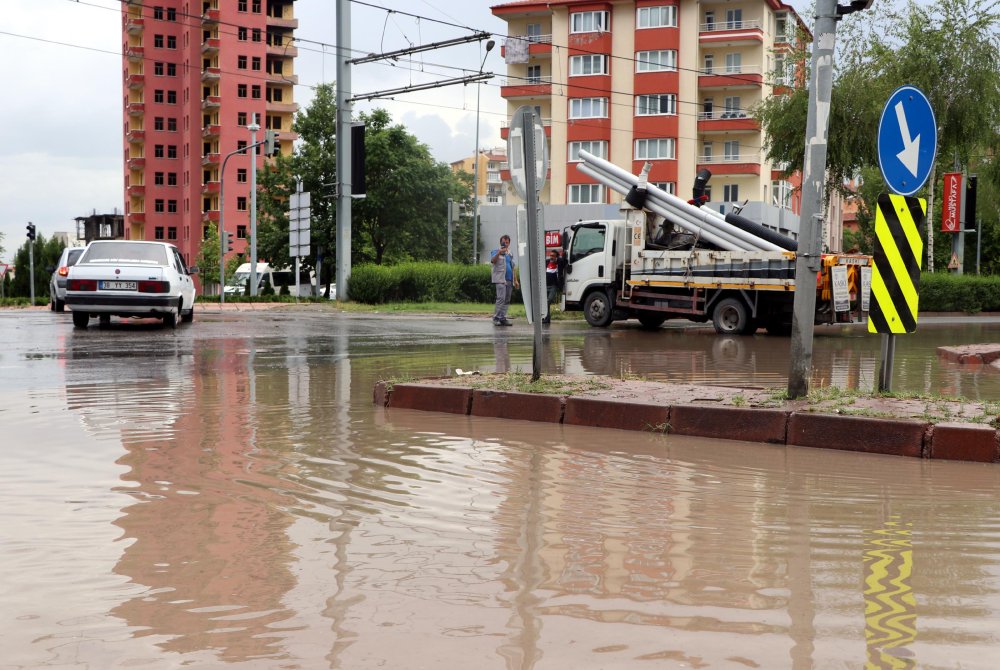 Sağanak şehri vurdu: Rögar kapakları yerinden çıktı!