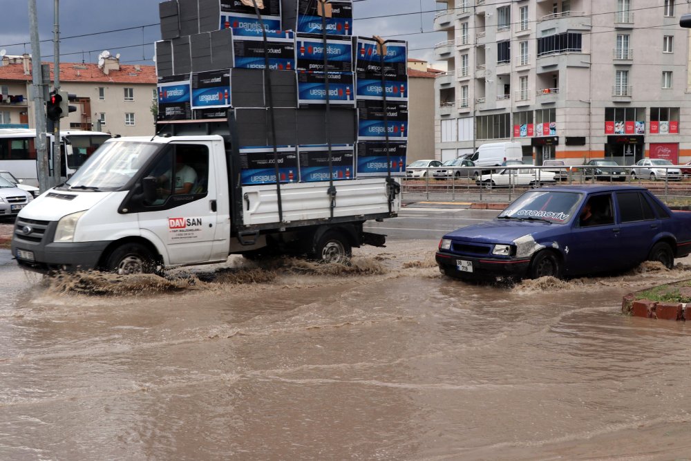 Sağanak şehri vurdu: Rögar kapakları yerinden çıktı!