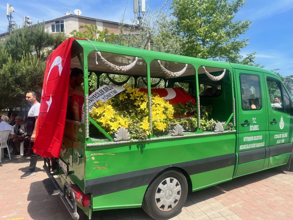 Yangına müdahale ederken çatıdan düşen itfaiye eri hayatını kaybetti