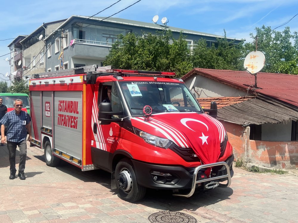 Yangına müdahale ederken çatıdan düşen itfaiye eri hayatını kaybetti