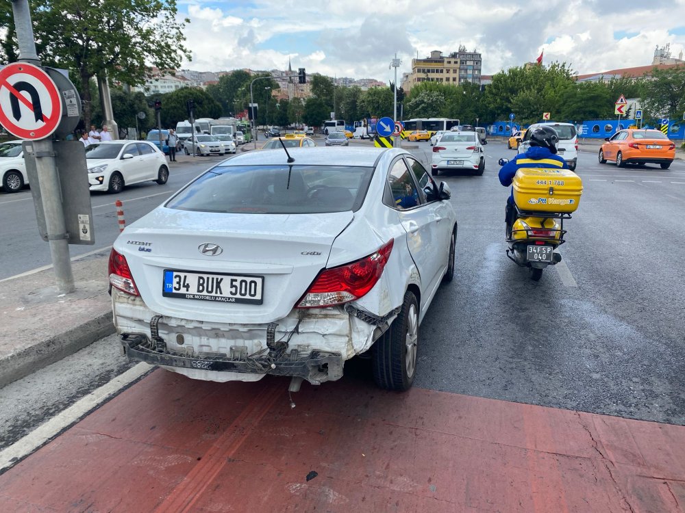 İstanbul'da İETT otobüsü 6 araca çarptı