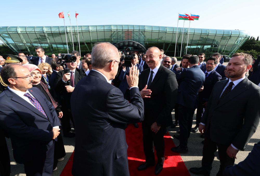 Aliyev, Cumhurbaşkanı Erdoğanı Azerbaycan’dan uğurladı