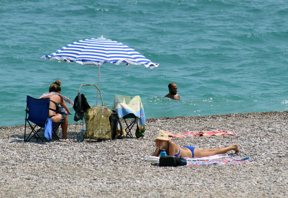 Antalya'da sınavdan çıkanlar soluğu plajlarda aldı