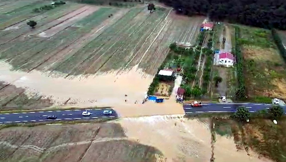 Edirne’nin sahil kesimleri kuvvetli sağanak yağışa teslim oldu