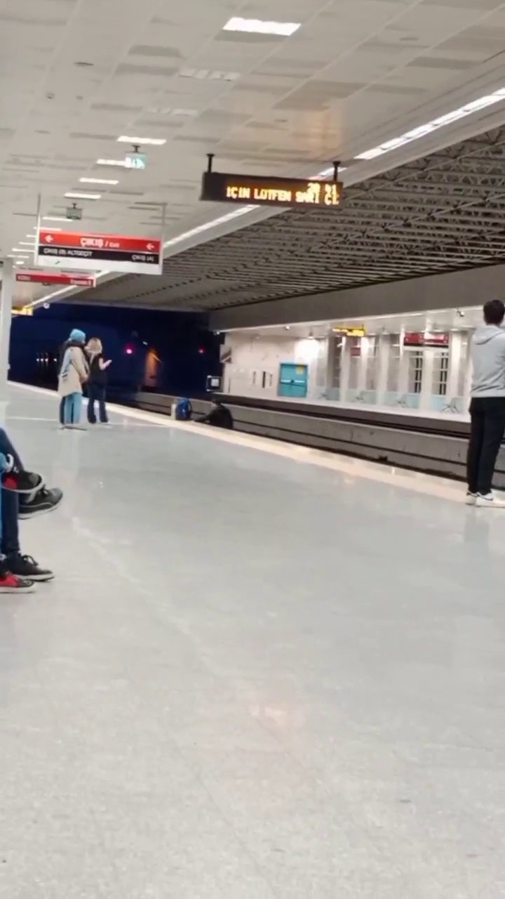 Metro'da yanlış durakta indi, ölüme davetiye çıkardı